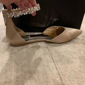 Badgley mischka nude flats